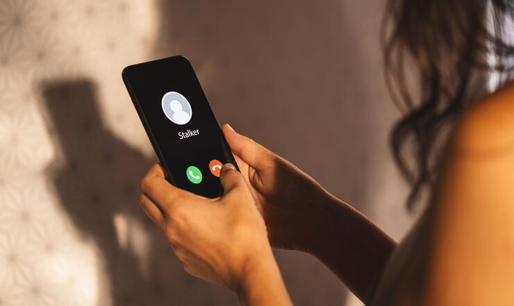 Foto telefonema de um stalker pela manhã perseguição ou bullying com conceito de smartphone golpista ou estranho do chamador stalker mulher atendendo a chamada recebida ex namorado com identidade falsa