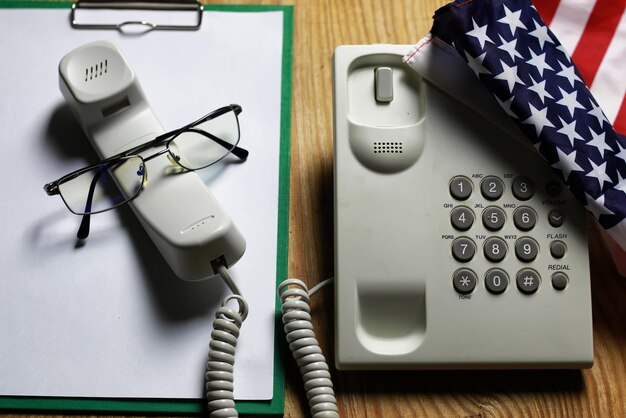 Telefonieren Sie inländisch auf hölzernem Hintergrundkonzept des Notfalls 911