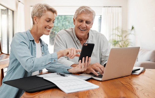 Telefonieren Sie mit einem Laptop und finanzieren Sie mit einem älteren Paar, das an einem Testament arbeitet Sparen oder Investitionen mit Dokumenten in ihrem Haus Geldwachstum und Ruhestand mit einem älteren Mann und einer älteren Frau, die ihre Rente planen