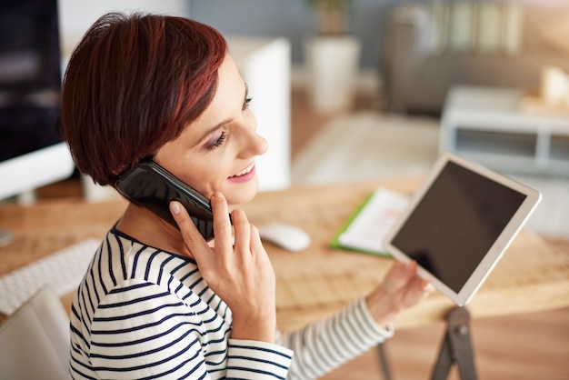 Telefonieren und digitales Tablet halten