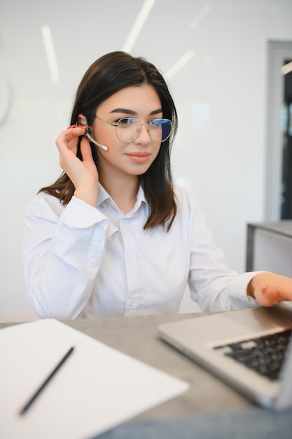 Telefonistin im Headset am Arbeitsplatz unterstützen