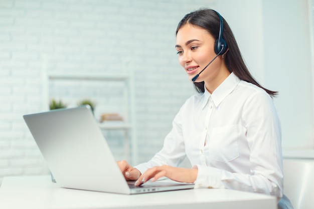 Telefonistin im Headset am Arbeitsplatz unterstützen