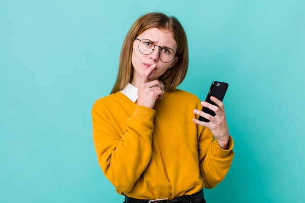 Telefonkonzept der jungen erwachsenen hübschen Frau