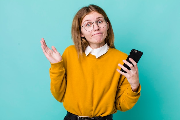 Telefonkonzept der jungen erwachsenen hübschen Frau