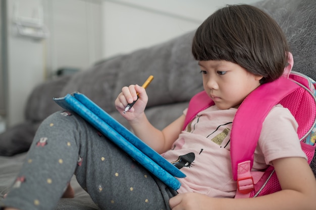 teléfono adicto a niños chinos, niña asiática jugando teléfono inteligente, teléfono de uso infantil, viendo dibujos animados