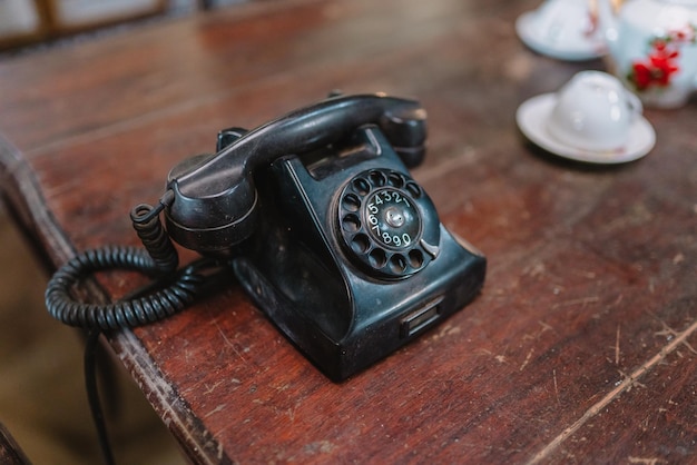 Teléfono antiguo en la mesa de madera