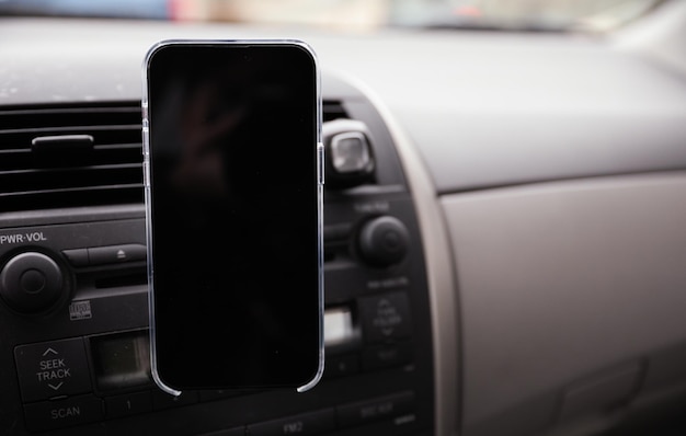 Un teléfono en un automóvil con una visualización de una pantalla.