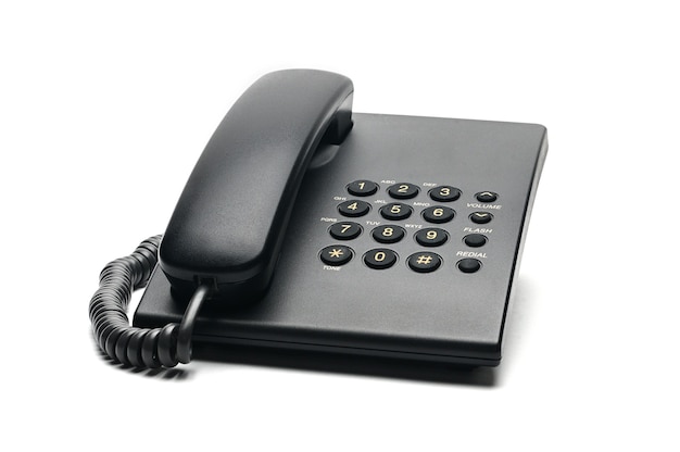Teléfono con cable clásico utilizado en casa y en oficinas en blanco