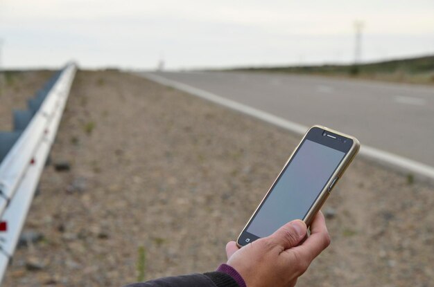 teléfono celular en cierta ruta en busca de señal