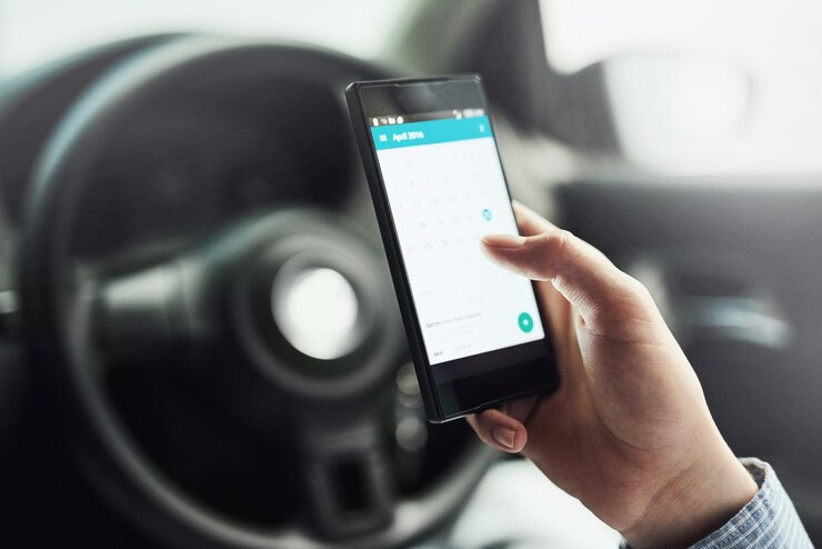 Foto teléfono de coche y calendario con manos para la planificación de fechas y aplicación móvil para diario y recordatorio web viaje en línea y conductor con pantalla digital para conducir transporte y búsqueda en internet con persona