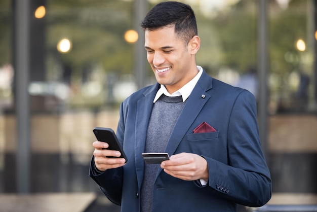 Teléfono de compras en línea o hombre de negocios con tarjeta de crédito para pago de compra por Internet o comercio electrónico en London street Fintech feliz o empleado para el comercio bancario o inversión con una sonrisa en la ciudad