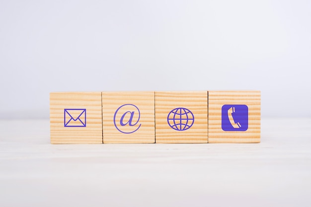 Teléfono, correo electrónico, dirección del símbolo del cubo del bloque de madera. Página web contáctenos o concepto de marketing por correo electrónico