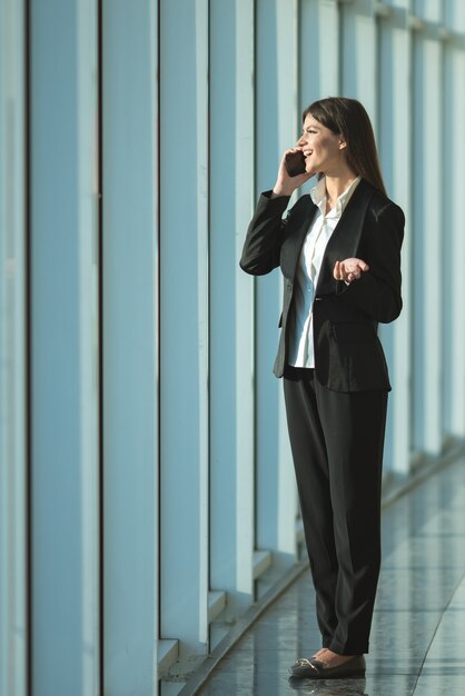 El teléfono de la empresaria cerca de la ventana panorámica.