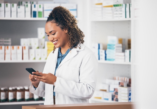 Teléfono farmacéutico o mujer feliz enviando mensajes de texto en la farmacia para comunicarse por correo electrónico o leer el chat Redes sociales o médico en la aplicación móvil escribiendo o buscando noticias médicas en Internet en el lugar de trabajo