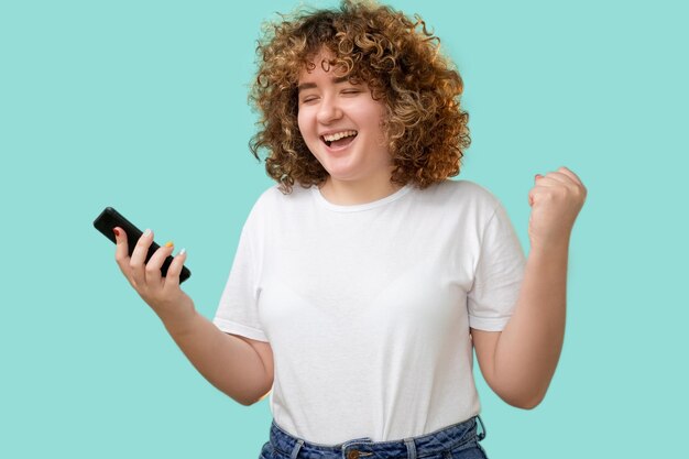 Foto teléfono feliz noticias cuerpo positivo mujer con sobrepeso