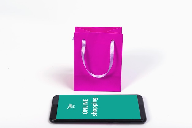teléfono inteligente y una bolsa de papel colorida aislada en una maqueta de fondo brillante para el diseño