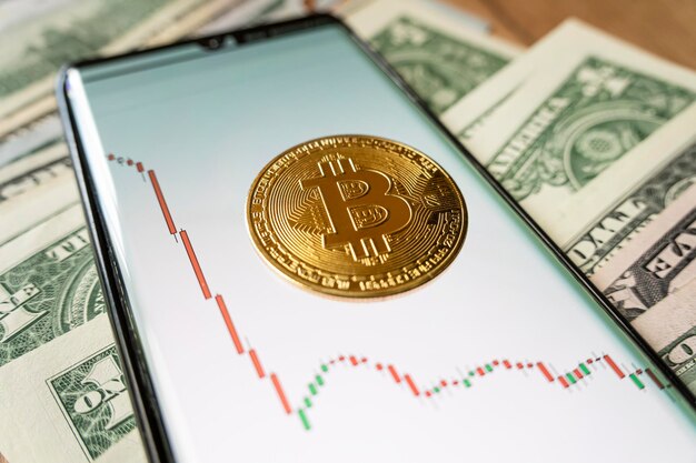 Teléfono inteligente con gráfico de comercio de Bitcoin oro Bitcoin Cash coin Trading en el intercambio de criptomonedas