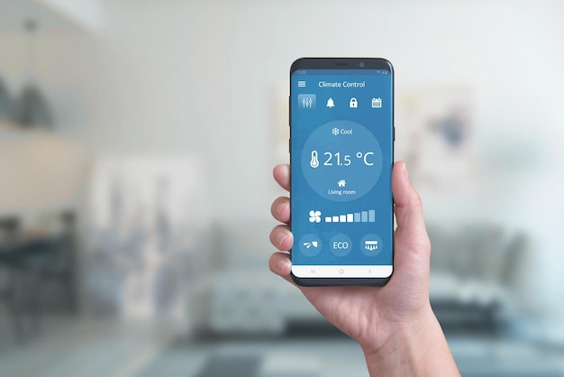 Teléfono inteligente en mano con aplicación de control climático Concepto de automatización del confort ambiental