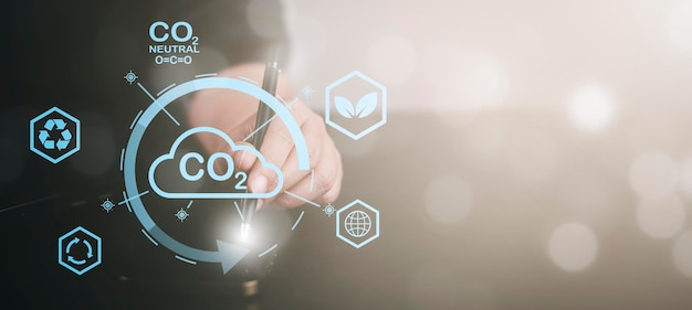 Teléfono inteligente de mano y conexión de red global con concepto virtual moderno de reducción de emisiones de co2 con iconos emisiones de calentamiento global huella de carbono cambio climático para limitar la energía del calentamiento global