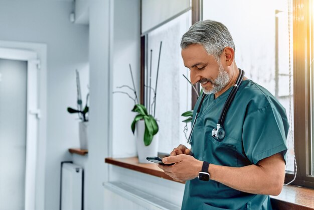 teléfono inteligente médico usando mensajes de texto de consulta médica remota chateando con el paciente en línea