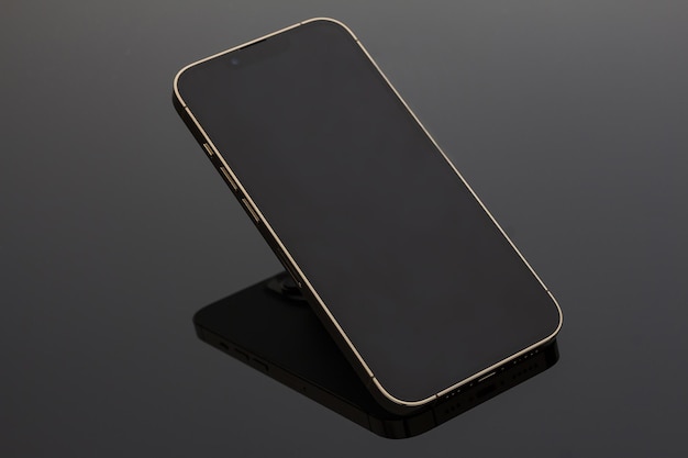 Foto un teléfono inteligente con una pantalla negra en blanco flota en el aire. foto de primer plano de la cámara de triple lente del smartphone moderno, iphone 13 pro. accesorio elegante e imprescindible para tu imagen. maqueta, tecnología