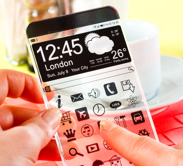 Teléfono inteligente (phablet) con pantalla transparente en manos humanas. Concepto de ideas innovadoras futuras reales y las mejores tecnologías de la humanidad.