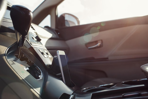 Teléfono inteligente en el salpicadero del asiento del coche