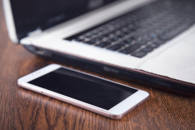 Foto teléfono inteligente con teclado de computadora