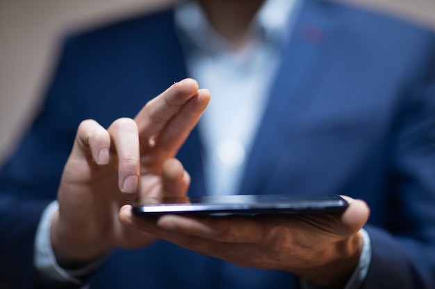 Teléfono de mano de hombre y tocar en pantalla vacía