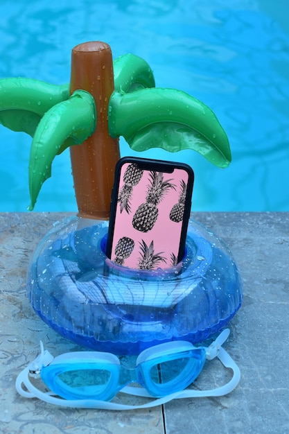 Teléfono móvil en anillo inflable azul