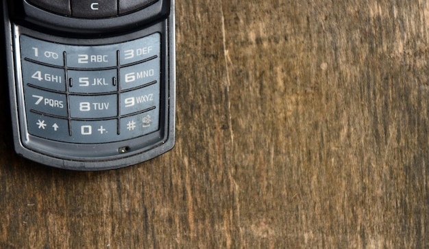 Teléfono móvil antiguo sobre un fondo de madera