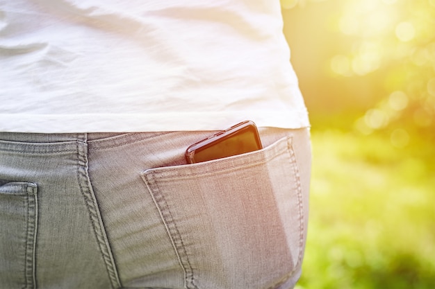 Teléfono móvil en bolsillo de jeans