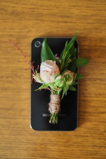 Teléfono móvil del boutonniere en el teléfono.