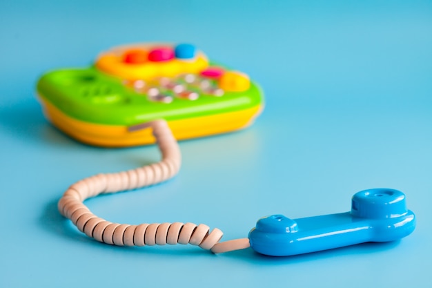 Teléfono móvil de juguete de plástico en azul para niños.