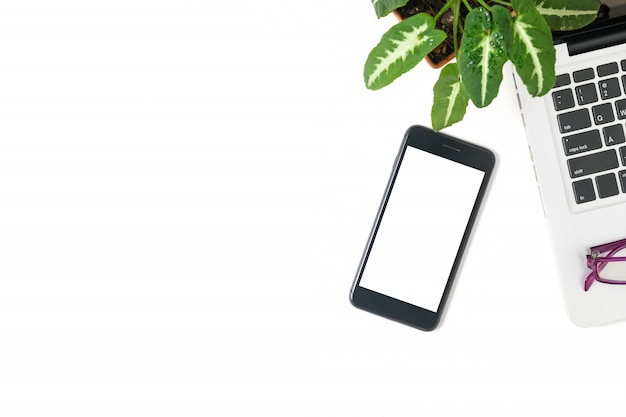 Teléfono móvil de pantalla blanca y portátil aislado sobre fondo blanco, vista superior y espacio de copia