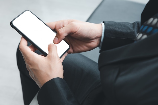 teléfono móvil con pantalla en blanco