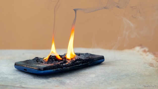 Un teléfono móvil quemado en el fuego