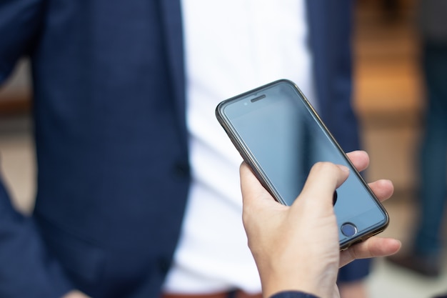 Teléfono móvil del uso del hombre de negocios