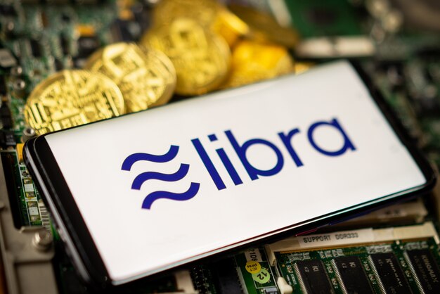 El teléfono muestra el logotipo de Libra en la pantalla.