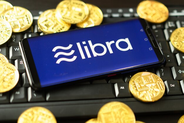 El teléfono muestra el logotipo de Libra en la pantalla.