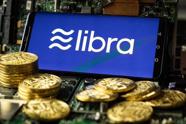 El teléfono muestra el logotipo de Libra en la pantalla.