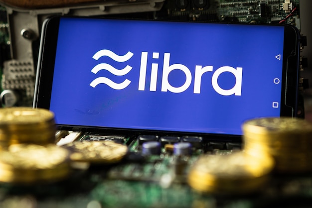 El teléfono muestra el logotipo de Libra en la pantalla.