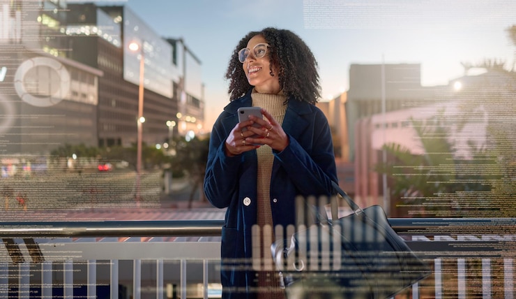 Foto teléfono de mujer negra y ciudad en la visión de las redes sociales para la tecnología de la comunicación por la noche en la sonrisa femenina afroamericana superpuesta para las redes sociales o chateando en un teléfono inteligente en doble exposición