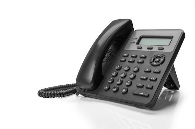Foto teléfono negro con voip aislado. soporte de servicio al cliente, concepto de centro de llamadas.