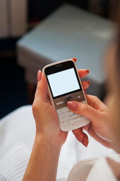 Teléfono de pantalla en mano para su texto