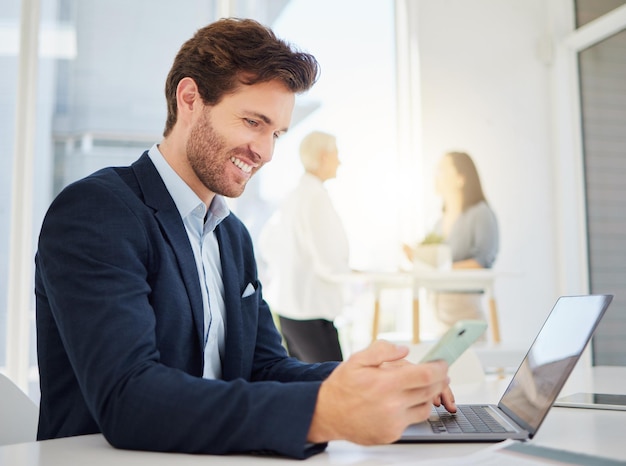 Teléfono portátil y hombre de negocios en la oficina para la planificación de la investigación y la creación de redes Tecnología digital y comunicación con un empleado masculino en una empresa corporativa para contacto, conexión en línea y correo electrónico