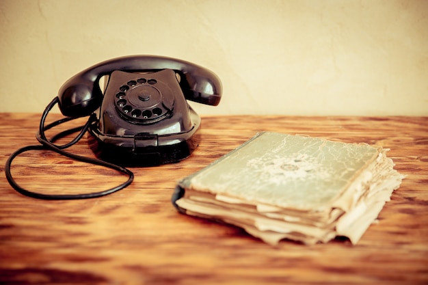 Teléfono retro en mesa de madera