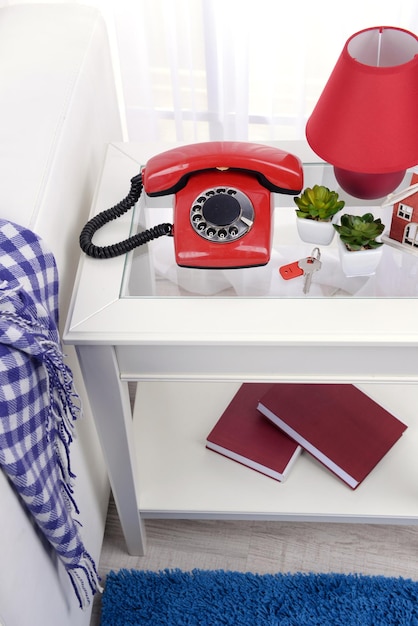 Foto teléfono retro en la mesita de noche en la habitación