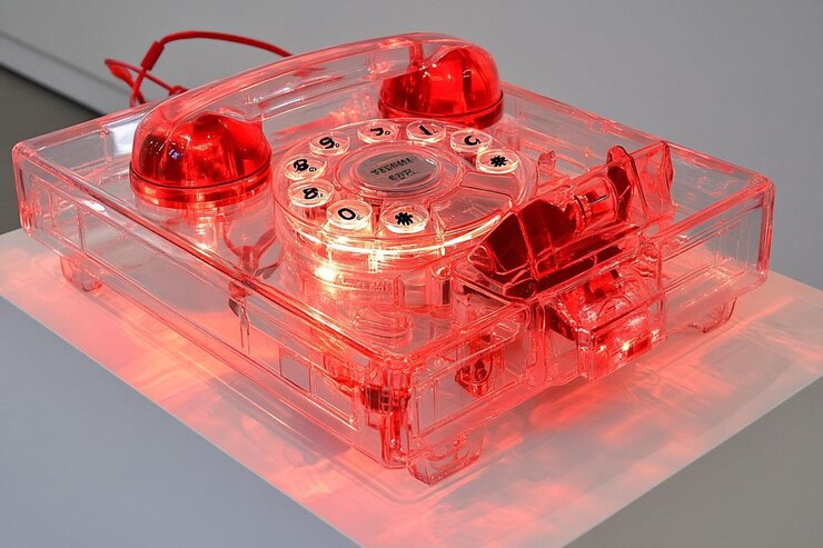 Foto teléfono rotativo transparente con reflejos de luz
