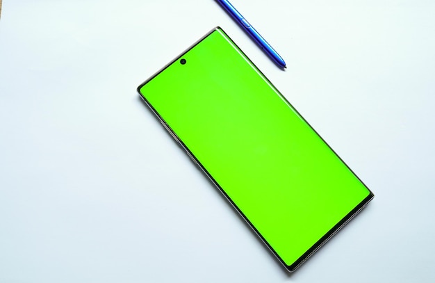 Un teléfono Samsung verde con un bolígrafo en el lateral.
